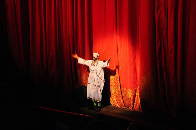 ２３日　１９：３７<br /><br />始まり始まり〜<br /><br />写真禁止なのですが始まる前の１枚だけ。<br /><br />スンマセン。<br /><br />この後、もう圧巻ですね。ド迫力の開幕でした。