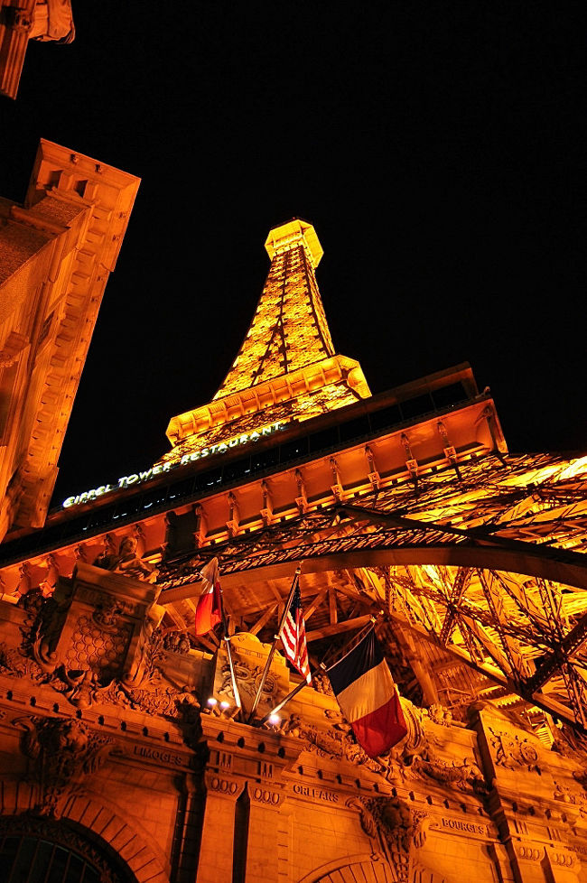 <br /><br />２３日　２２：２６<br /><br /><br />「エッフェル塔」　　<br /><br /><br /><br />本物の１／２のサイズだそうです。凱旋門も。<br /><br />奥様が教えてくれました。