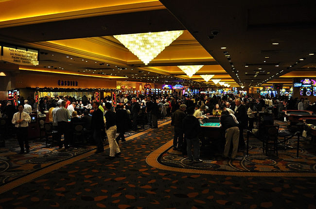 ２３日　２３：５５<br /><br />私達が泊まってるホテル「バリーズ」のカジノ。<br /><br />ココがホームって感じで他のホテルはアウェイ！？<br /><br />何回も何時間もやったなぁー