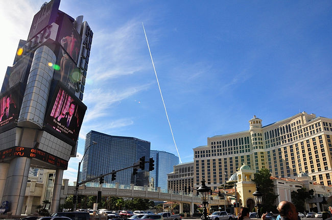 ２４日　１１：３６<br /><br />「晴天に１本の飛行機雲」<br /><br />夜更かしすると朝は遅くなるのだ(^_^)v<br /><br />ココベガス上空は旅客機の航路なのか<br /><br />複数本の飛行機雲を見る事もありました。