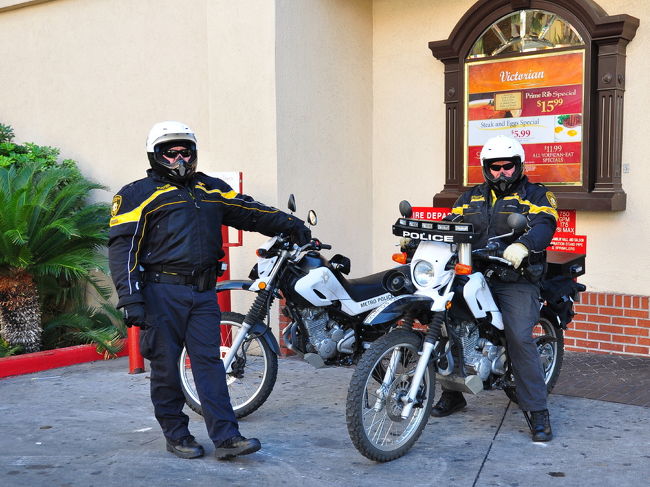 ２４日　１１：３８<br /><br />オフィサー　昼休みで昼食みたいです。<br /><br />白バイ大好きなので写真を撮らせてもらいました<br /><br />この後、真ん中に入って<br /><br />奥様に写真を撮ってもらった。<br /><br />「バイクに跨いでもイイ？」って聞いたけど<br /><br />「それはダメ」って残念！