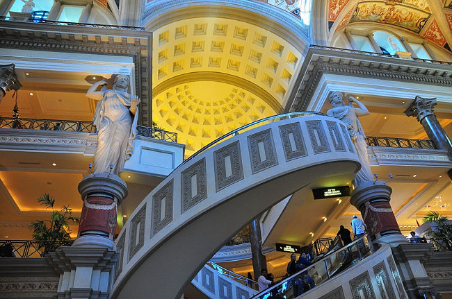 ２４日　１２：１０<br /><br /><br />巨大女性像が建物を支えてる〜