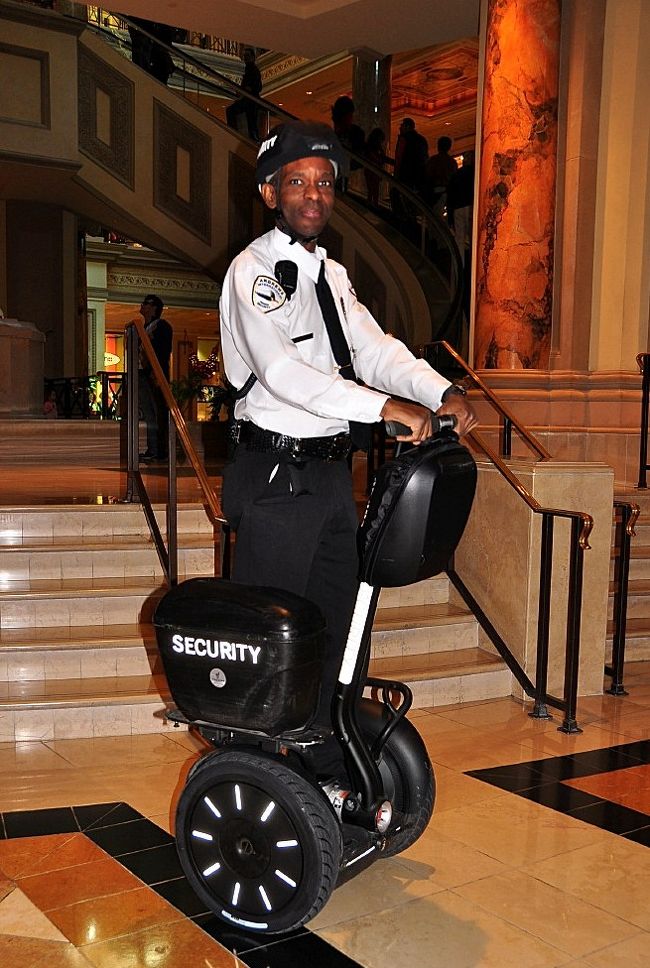 ２４日　１２：１３<br /><br /><br /><br />フードコートを探してるけど見つからないので<br /><br /><br />セキュリティの方に尋ねました。<br /><br /><br />な〜んかセグウェイに乗って<br /><br /><br />お洒落で楽しそうに仕事してたな。