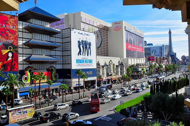 ２４日　１２：２８<br /><br />またまた日本食店で昼食。<br /><br />ここからの眺めは最高でした。<br /><br />出発前は写真の五重塔が見える<br /><br />「インペリアルホテル」に泊まる事も考えました