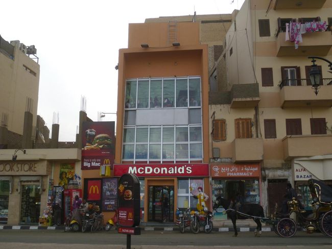 エジプト初日の夕食はマック。