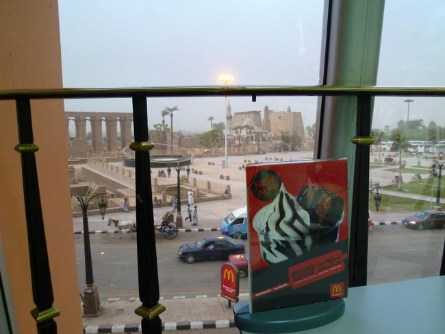 マクドナルドの真向かいには<br />ルクソール神殿。