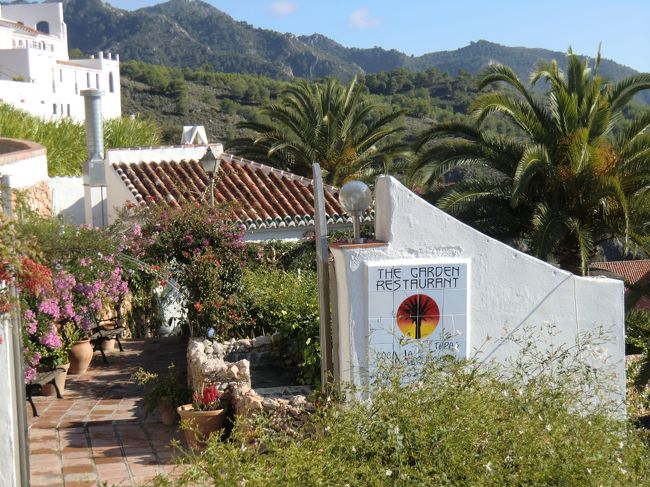 あった!!<br />頂上付近に眺めの良いレストラン。<br /><br />これはもう観光村の法則ですな。<br />レストランは登ったところがベスト！