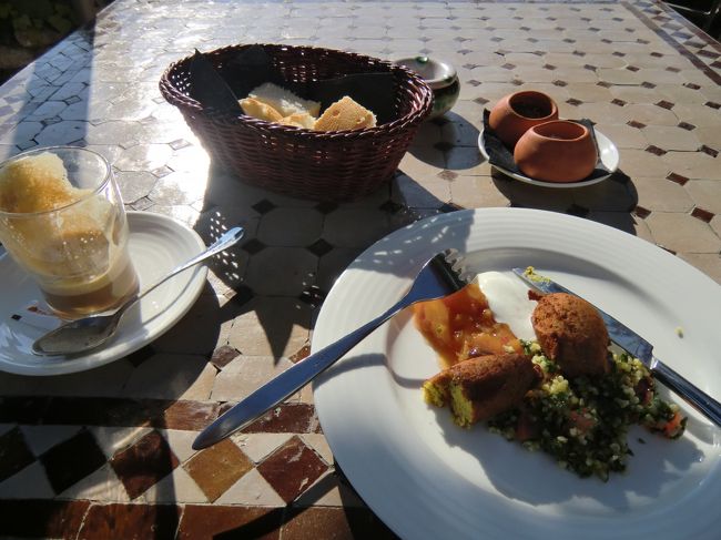 コース料理を頼んでみました。<br />美味しかったです。そして確かすごく安かったです。<br /><br />写真はカレー味の芋コロッケと<br />トマトやらきゅうりやらを細かく刻んだサラダの付け合せ。<br />この後でっかいステーキと芋の付け合せも出てきました。