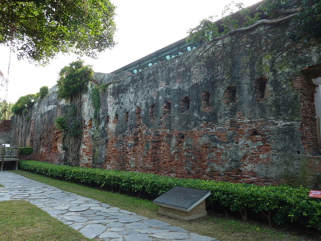 台南の安平古堡。<br />ここもオランダ人の砦跡。<br /><br />http://blog.livedoor.jp/qz2010il/archives/1158255.html<br />