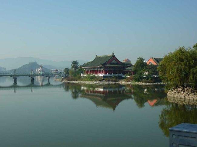 高雄の北、新幹線の駅（高鉄左英駅）の付近にある蓮池風景区<br /><br />http://blog.livedoor.jp/qz2010il/archives/1162710.html<br />