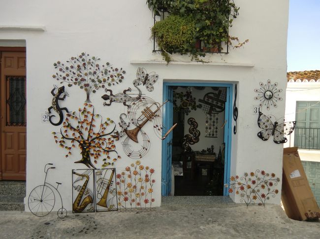 村を左のほうに5分ほど進んだところにありました。<br />壁飾りを売っているお店。<br /><br />すごく欲しいけど持って帰れない。<br />20ユーロ〜50ユーロくらいでした。