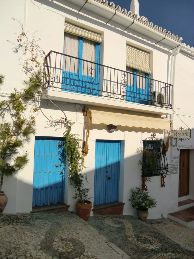 白い壁に青いドアがカワイイ