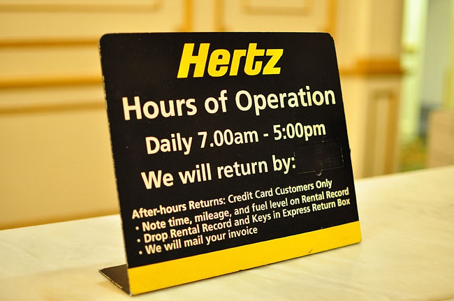 ２４日　１７：１９<br /><br />ハーツカウンターへ到着・・・が、しかしパスポート・<br /><br />国際免許も持ってきたのに１７：００まででした。<br /><br />４トラＱＡで教えて貰ってたの忘れたぁ(^_^.)