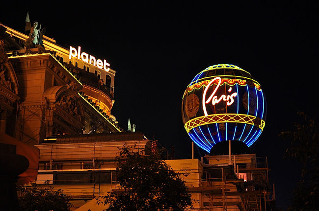 ２４日　１９：４５<br /><br /><br />パリスのストリップ沿い