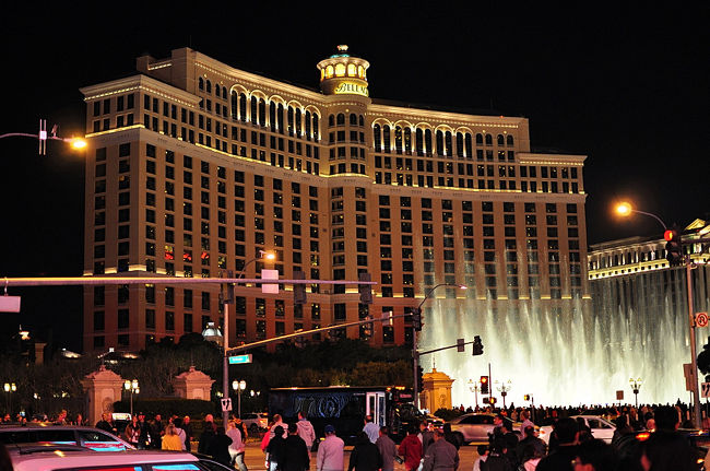 ２４日　１９：５８<br /><br /><br />映画にもよくこの光景が・・ホテル「べラージオ」<br /><br />「ベラッジオ」とも読みます。