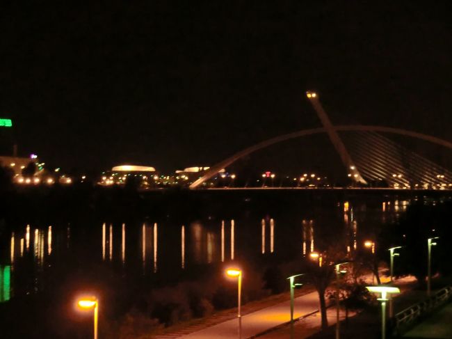 マラガからバスで約3時間<br />セビーリャに到着しました。<br />バス代は15.89ユーロ。<br /><br />バスはいいですね、やっぱり。<br />寝てたらあっという間でした。<br /><br />今まで暖かいマラガにいた為、<br />降りたとき肌寒く感じました。<br /><br />それでもセビーリャは南にあり、<br />バルセロナやマドリッドより<br />随分暖かいはずです。