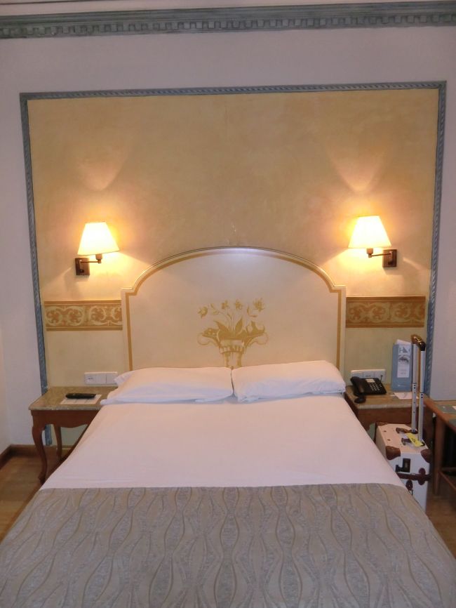 セビーリャの中心地からちょっと外れたところにある<br />レジーナホテルに宿泊しました。<br /><br />セビリアンスタイルのインテリアが売りだそうです。<br />お部屋は広くて快適でした。<br /><br />バスターミナルからタクシーを使いましたが、<br />片道5ユーロくらいしかかからず<br />得した気分。<br />