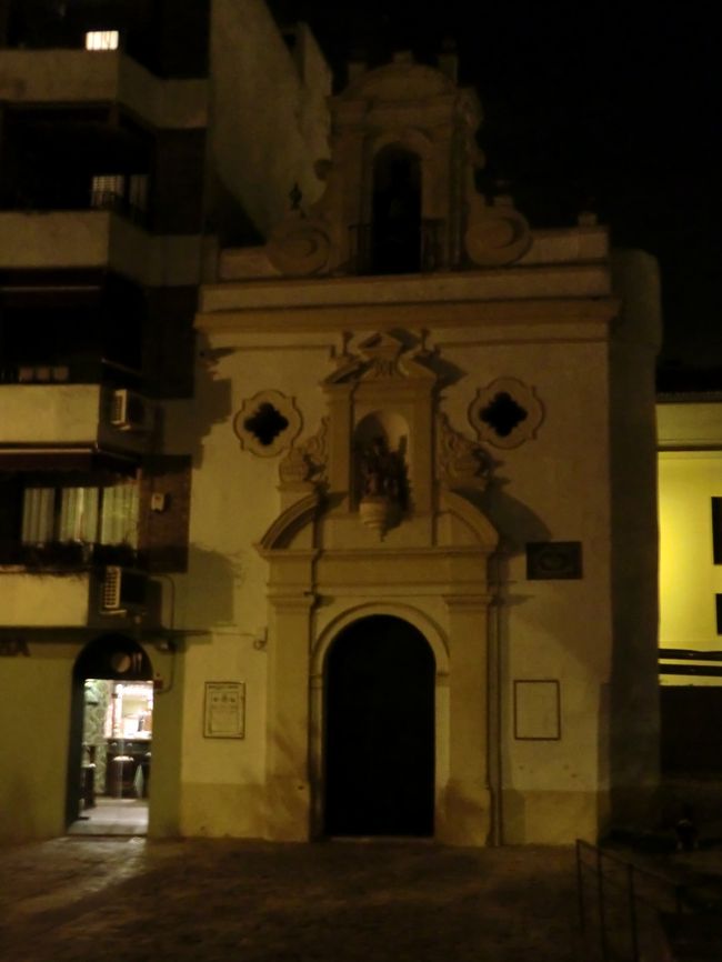 ちょっと外を出歩きましたが、<br />危険な感じがしたので、すぐにUターンしました。<br />特に変な人がいたわけじゃないのですが…<br /><br />スペイン滞在中、夜怖いなーと思ったのは<br />セビーリャだけでした。<br /><br />ちょっと暗くて建物が古い上に<br />道路が入り組んでて昼間でも迷ってしまうので、<br />中心部に宿泊しない限りは<br />夜はやめといたほうがいいでしょうね。