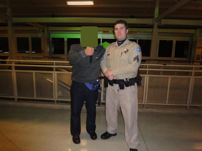 ２４日　２２：５２<br /><br /><br />歩きまわったので疲れました。モノレールへ<br /><br /><br /><br />セキュリティの方・・同じ体型じゃん(^_^)v