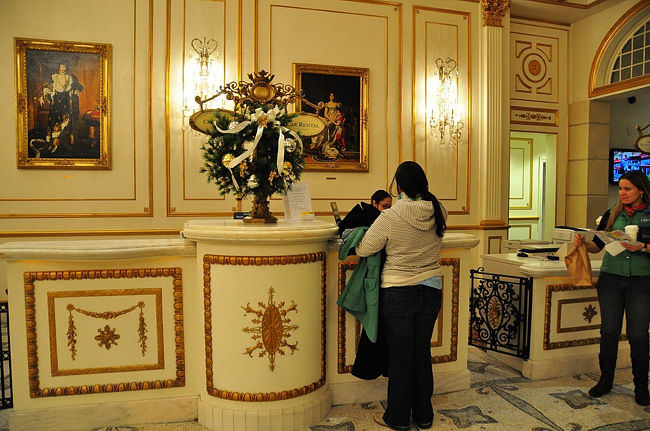 ２５日　９：１１<br /><br /><br />前日ハーツ営業時間終了後だったので今日は<br /><br />朝一でレンタカーをゲットの予定が１台も無し<br /><br />翌日の「プリウス」を予約して再度部屋に戻る