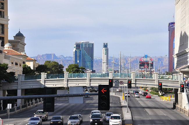 ２５日　１０：０５<br /><br />遠くの右手にホテル・ＲＩＯが見えます。<br /><br />ココは夜な夜な男性セクシーショーをやってます。<br /><br /><br /><br />この通りはストリップ〜高速道路へのアクセス道路<br /><br />ストリップと高速は平行して走ってます。