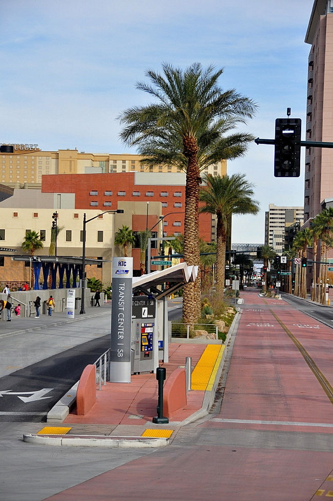 ２５日　１０：５９<br /><br /><br /><br /><br /><br />バスでダウンタウンに向かいます