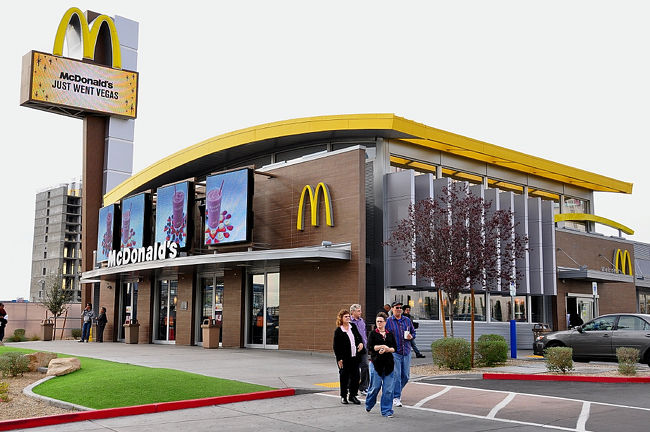 ２５日　１２：１３<br /><br /><br />ダウンタウン通過→フリーモントストリート通過<br /><br />下車せずに乗り続けて「サーカス・サーカス」の<br /><br />近くの「ビバ・マクドナルド」で昼食