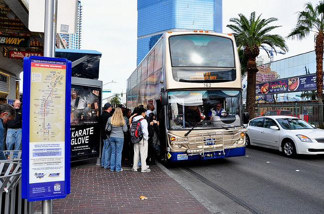 ２５日　１２：１４<br /><br />バスは２４時間走り続けるが、よく<br /><br />♪クラクション♪を鳴らす<br /><br />どの運転手も気が短いのかな？