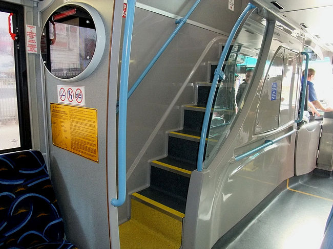 ２５日　１２：４５<br /><br /><br />２階建てバス「デュース」の階段。<br /><br />綺麗なバスです。両サイドの窓は特殊な<br /><br />加工のスモークで景色・街並みは見にくい。<br /><br />２階の１番前席が絶対にイイです。