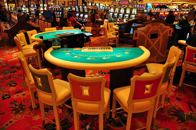 ２５日　１３：１４<br /><br /><br />今回、何十回カジノでプレイしたでしょうか？<br /><br /><br />写真は６年前には無かったホテル「ウィン」か<br /><br />「アンコール」のブラックジャックテーブル。<br /><br />この時は勝ち（ウィン）ました(^_^)v