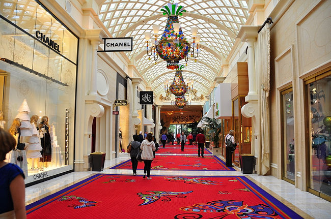 ２５日　１４：３２<br /><br /><br />必ずと言っても過言ではない！！<br /><br />ホテル内に高級ショッピングモールが有ります<br /><br /><br />まったく興味無し。　　通過・通過(笑)