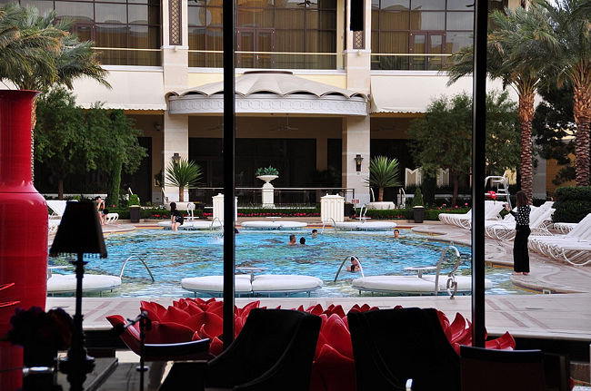 ２５日　１５：１７<br /><br /><br />ふと外を見ると・・泳いでる〜<br /><br />屋外の温水プールなんでしょう　<br /><br />流石高級ホテル