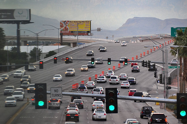 ２５日　１５：４６<br /><br />ストリップ通りと高速道路は平行して走ってます。<br /><br />前記載通り<br /><br /><br />３本ほど高速にアクセスする道路有り。<br /><br />そのうちの１本です