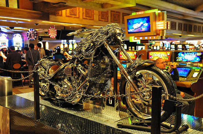 ２５日　１５：５７<br /><br /><br />ホテル「ＴＩトレジャー」内　<br /><br />ココのホテルの無料のショーは必見！<br /><br />カジノはサンタの帽子を被ったセクシーギャルの<br /><br />テーブルでボロ負け。しまったぁ(-_-;)<br /><br />