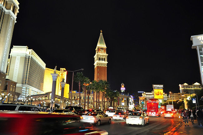 ２５日　１８：４９<br /><br /><br /><br />高級ホテル「ベネチアン」あまりにも有名ですよね。<br /><br /><br />ゴンドラに乗って本場イタリア気分<br /><br />↑　も・・ありかな？