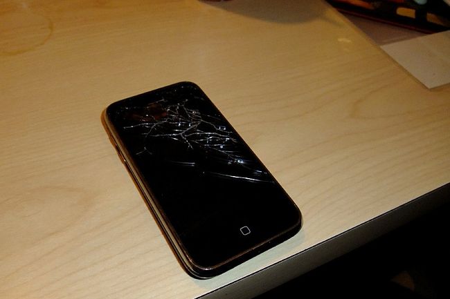 ２５日　２１：０３<br /><br /><br />下の写真の手前（兄）が持ってた　iPhone <br /><br />表面ガラス、メチャひびが入ってる(＠_＠;)<br /><br />「使えるの？」 → 「バッチリさ」