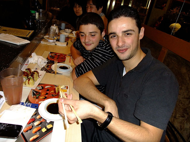 ２５日　２１：１２<br /><br />ロスから家族旅行でラスベガスに。どうやら私達お気に入りの「一番」には何回も来てるたみたい。なぜか？って美味しそうなカリフォルニアロールの揚げたの食べてたから<br /><br />「美味しそうだね」って話したら「食べてみる？」って言ってくれた。<br /><br />優しい兄弟。食べたかったけど折角頼んだのを貰うわけにはいけません。<br /><br />後日、夫婦で同じのイーティング〜♪