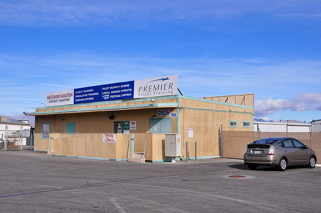 ２６日　１０：５７<br /><br />サイト「ラスベガス大全」で「セスナ体験飛行」<br />を知りました。<br /><br />飛行場へは「ラスベガス大全」の地図無し「何処何処が見えてきたら右左」って書いてあるのをプリントアウトして奥さんナビでココまで一発で行けたのはスゴイ！！　良い夫婦です(^_^)v<br /><br />←「セスナ体験飛行」の事務所＆ハーツ・プリウス