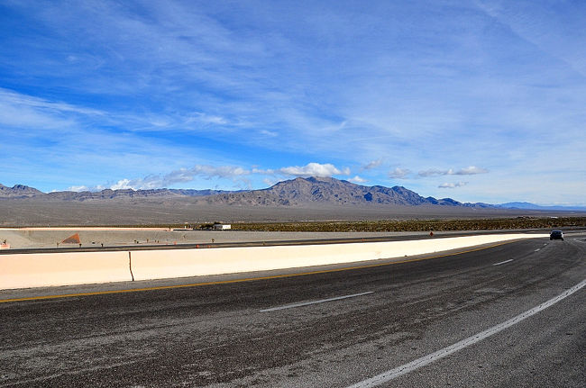 ２６日　１１：３０<br /><br /><br /><br />飛行場より「レッドロック・キャニオン」を目指すのですがアメリカの広大な大地を走りたくて北へ北へと真っ直ぐな道を走り続けました。<br /><br /><br />北米大陸は広いな〜