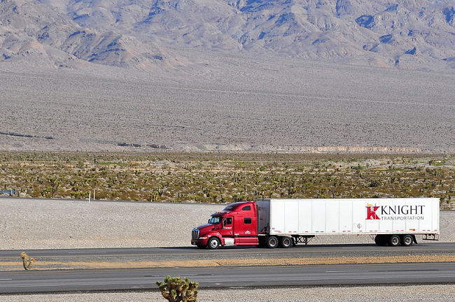 ２６日　１１：３０<br /><br /><br />反対車線をアメリカだ！って感じの<br /><br />トレーラーが走っていきます<br /><br />♪道路は続く〜よ♪何処までも〜♪<br />