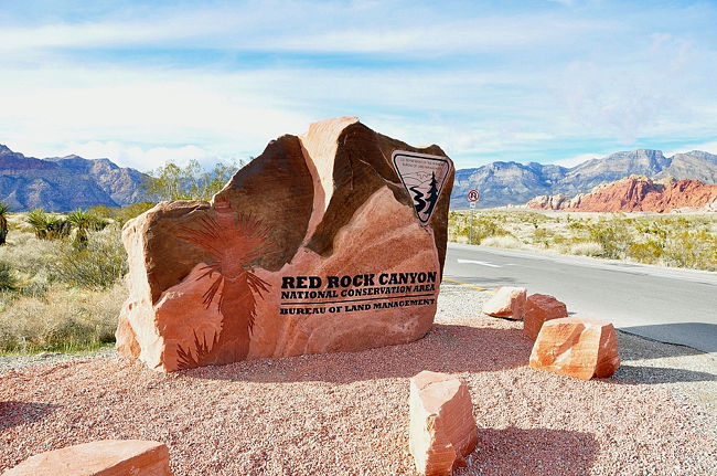 ２６日　１３：３６<br /><br /><br />レッドロックキャニオンに入りますよ〜<br /><br />ココでアメリカの家族と一緒に写真を撮りました