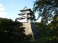弘前城天守・・・天守は日本に12箇所残されている現存天守の1つであり、国の重要文化財。
司馬遼太郎は弘前城を「日本七名城の一つ」と紹介しているほどのお城です。

