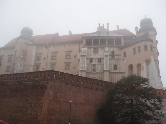 10月3日<br /><br />この日はクラクフ旧市街とアウシュヴィッツを観光後、夜間移動でスロバキアに向かいます。<br /><br />朝8時頃、クラクフ旧市街を散歩します。朝は曇っています。写真はヴァヴェル城の一部？忘れました。