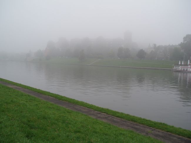 対岸から眺めるヴァヴェル城。この霧、早く無くなってくれ〜。