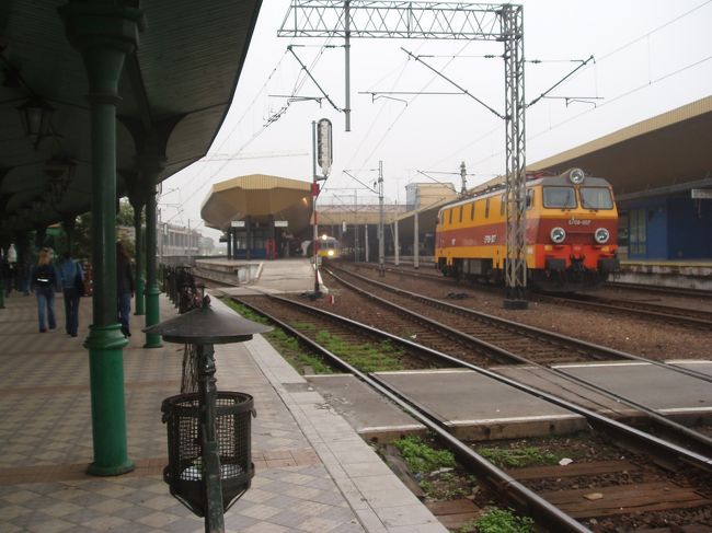 12時15分頃、ナチスの強制収容所で有名なアウシュヴィッツに列車で向かいました。続きは旅行記【３】へ。