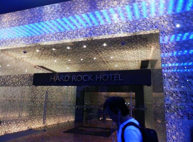 セナド前でヴェネチアン行きのバンをみつけ大きく手をふりながら追いかけたが停まってくれず