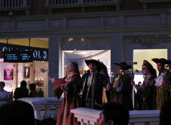 あれ<br /><br />みたことあるよーな？<br /><br /><br />あれれ<br /><br />アントン？<br /><br />ん<br /><br />いやちがうよな<br /><br />ん<br /><br />でもそっくり<br /><br />ん<br /><br />わからん、まぁええか<br /><br />おいらの知り合い、イタリア系オーストラリア人にそっくり<br /><br />やつは色んな仕事してて<br /><br />こうしていても不思議ぢゃない<br /><br />