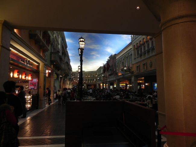 フードコートは大盛況<br /><br />高いけどね<br /><br />レストランはみんなひまそうやったな