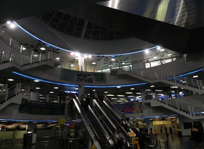 ターミナル内部<br /><br />まだまだ賑わってます