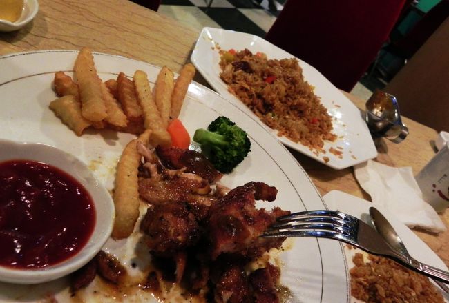 メニュ豊富やった<br /><br />常連さん御用達の店やな<br /><br />ポルチュガル料理屋やけどなんでもある